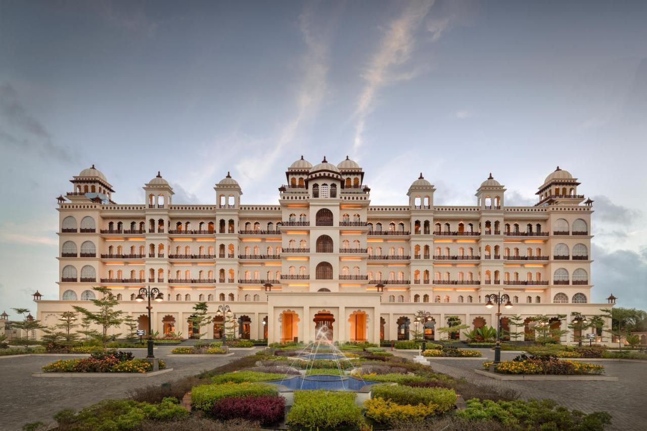 Uday Palace Navsari, A Member Of Radisson Individuals エクステリア 写真