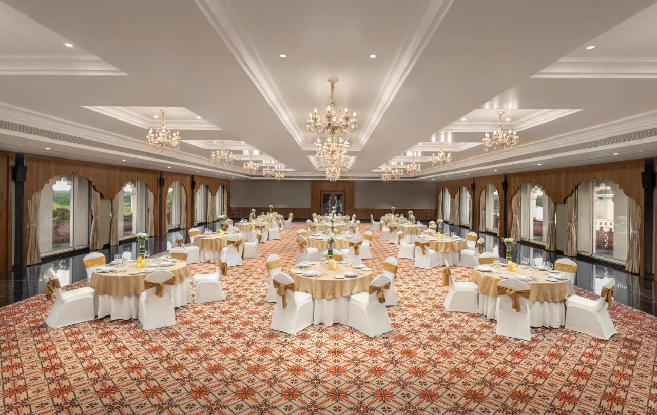 Uday Palace Navsari, A Member Of Radisson Individuals エクステリア 写真